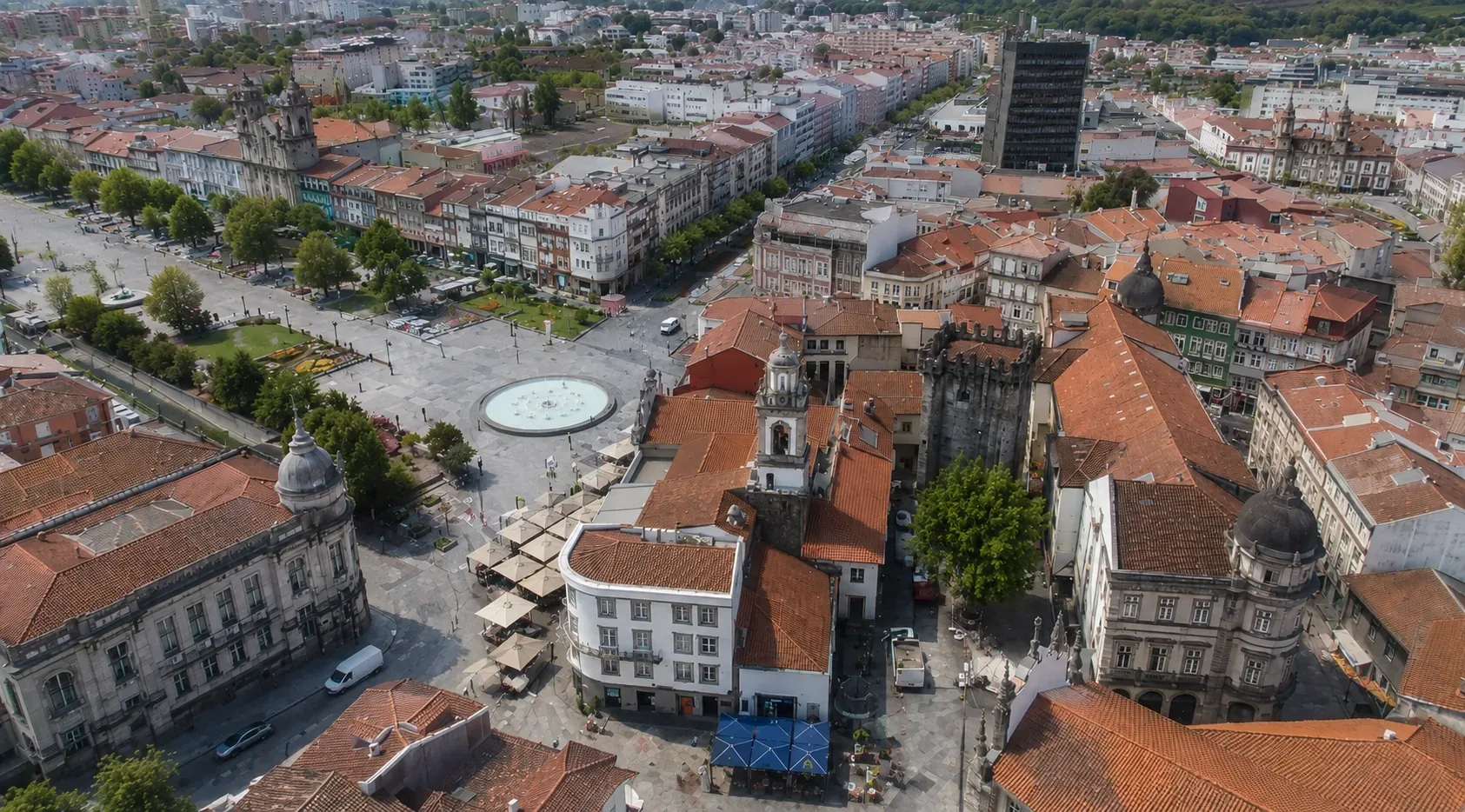The historic centre of Braga along the Rua do Souto or Praça da República — the elegant pedestrian streets of the 'Rome of Portugal' with their 18th and 19th-century facades, the Baroque Arco da Porta Nova gate, animated café terraces and the lively student and ecclesiastical life that characterises this ancient archiepiscopal city in Northern Portugal